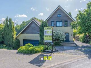 <strong>AUTHENTIEKE EN KARAKTERVOLLE WONING GRENZEND AAN HET KASTEELPARK "TER MOTTEN" OP EEN PERCEEL VAN 36A24 TE DILSEN-STOKKEM.</strong><br /><br /><strong>TROEVEN</strong><br />- Unieke ligging: omgeven door landbouwgronden, nabij de monumentale windmolen ‘De wachter’ en grenzend aan 7 HA groot kasteelpark ‘Ter Motten’.<br />- Groene en rustige omgeving, doch op loopafstand van horecagelegenheden, scholen en supermarkten.<br />- Nabij tal van toeristische trekpleisters en wandelroutes.<br />- Prachtige ‘natuurlijke’ tuin voorzien van (weide)bloemen, diverse fruitbomen, heesters loofbomen…<br />- De woning werd gerenoveerd en uitgebreid in 2000 op naastliggend bouwperceel, met een duidelijke keuze voor een authentieke en karaktervolle stijl.<br />- Open splitlevel-indeling met gezellige zithoek, tv-hoek en bureau. Van hieruit heeft men een prachtig uitzicht over de omliggende velden en de windmolen.<br />- Verbouwing van het aanpalende schuurtje tot een aangename leef-veranda.<br />- Diverse vernieuwingen : keuken (2012) & badkamer (2024).<br />- Mogelijkheid tot de creatie van meerdere slaapkamers.<br />- Degelijke technische voorzieningen (21 cm) dakisolatie, aluminium ramen met dubbele beglazing, aluminium rolluiken, regenwaterput (18.000 liter overlopend in zinkput),….<br />- EPC-label C + asbestveilige woning.<br /><br /><strong>KELDERVERDIEPING -01</strong> | diverse kelderruimten…<br />- Kelderruimte 1: (2m x 3.6m = 7.2m²), betonvloer.<br />- Wijnkelder: (1.52 x 2.8m = 4.25m²), incl wijnrekken, betonvloer.<br />- Traphal: (1 x 1m = 1m²), trap naar tuinkamer.<br />- Wasplaats: (3.1 x 6.8m = 21.08m²): douchecabine, Sauna (infrarood), CV-installatie (stookolie), aansluiting wasmachine/droogkast, uitgietbak, dmv Velux is er natuurlijk lichtinval, betonvloer.<br />- Garage: (5.7 x 6.8m = 38.76m²): plaats voor 2 wagens, bergkasten, dmv Velux is er natuurlijk lichtinval, betonvloer<br /><br /><strong>GELIJKVLOERS 00</strong><br />- Inkomhal (2m x 3.6m = 7.2m²): vestiairekast, houten trap naar verdieping, technische kast, tegelvloer.<br />- Zithoek (4m x 3.6m = 14.4m²): voorzien van een houtkachel, trap naar splitlevel-verdieping.<br />- Tv-hoek en bureau (Splitlevel 6m x 9m = 54m²): inbouwkasten, multifunctioneel TV-meubel, vast bureau d.m.v. een kleine ingreep (plaatsen wand) kan hier een 3de slaapkamer gemaakt worden.<br />- Keuken (6m x 3,7m = 22,20m²): keukeneiland met lades, onderkasten, ontbijttafel. Keukenwand met onder -en bovenkasten, lades, inductie-kookplaat, dampkap, vaatwasser, warme luchtoven, microgolf, koelkast met vriesvakken en dubbele spoelbak, tegelvloer.<br />- Tuinkamer (5m x 2.4m en 5.2m x 2.4m = 24.48m²): lichtrijke plaats, bibliotheek, deur naar tuin, tegelvloer. D.M.V. een kleine ingreep (plaatsen wand) kan hier een 3de slaapkamer gemaakt worden.<br />- Apart geventileerd toilet (1.45m x 1.6m = 2.32m²): zittoilet, in beton gestorte kluis, lavabo, tegelvloer.<br /><br /><strong>VERDIEPING +01</strong><br />- Overloop (2.1m x 2m en 0.9m x 0.55m = 4,69m²): inbouwkasten, laminaatvloer.<br />- Slaapkamer 1 (4m x 3,6m) = 14,4m²): dressing (1.1m x 1.25m = 1.37m²), wandverwarming voorzien, laminaatvloer.<br />- Slaapkamer 2 (2.7m x 3.8m = 10.26m²): laminaatvloer.<br />- Badkamer (2.15m x 3.7m en 1.3m x 0.75m = 8.92m²): ligbad met douchefunctie, hangtoilet, badkamermeubel met dubbele lavabo, lades en kasten, wandverwarming voorzien, PVC-vloer.<br /><br /><strong>ZOLDERVERDIEPING +02 (51,62m): </strong>geïsoleerd, mogelijkheid tot inrichten extra kamers. Hiervoor dient echter een vaste trap voorzien te worden en wellicht een dakkapel.<br /><br /><strong>EXTRA INFORMATIE OPPERVLAKTE:</strong><br />- Afmeting perceel volgens kadaster: 36A24CA<br />- Afmeting perceel volgens eigendomstitels: 34A47CA.<br /><br /><strong>EXTERIEUR </strong>| terras aan tuinkamer (49.68m²), overdekt terras (25m²), tuinberging (15.30m²).