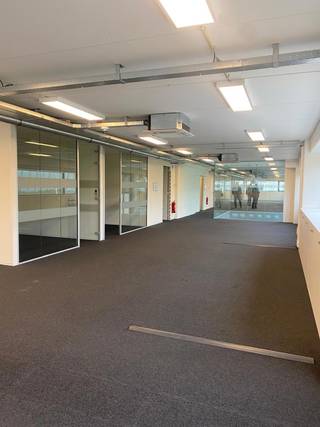 - verdiep 1- kantoor rechts 190m²- kantoor links 190m²- of volledige oppervlakte 380m²- kitchenette- sanitair- 6 overdekte parking met laadpalen...