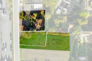 Deze bouwgrond is gelegen op een perceel van 778 m² en bevindt zichop een gunstige locatie vlak aan de oprit van Waregem. <br /><br />Het perceel is geschikt voor het oprichten van één nieuw te bouwen open bebouwing (ééngezinswoning) met als nevenbestemmingen: kantoorfunctie, dienstverlening, vrije beroepen en handel mits de woonfunctie blijft behouden als hoofdfunctie en de complementaire functie een geringere<br />oppervlakte beslaat dan de woonfunctie.<br /><br />Interesse in deze bouwgrond te koop in Waregem? Contacteer ons via 056 605 605 of waregem@dewaele.com<br /><br />Bestuursmaatregelen in het maatregelenregister: in aanvraag