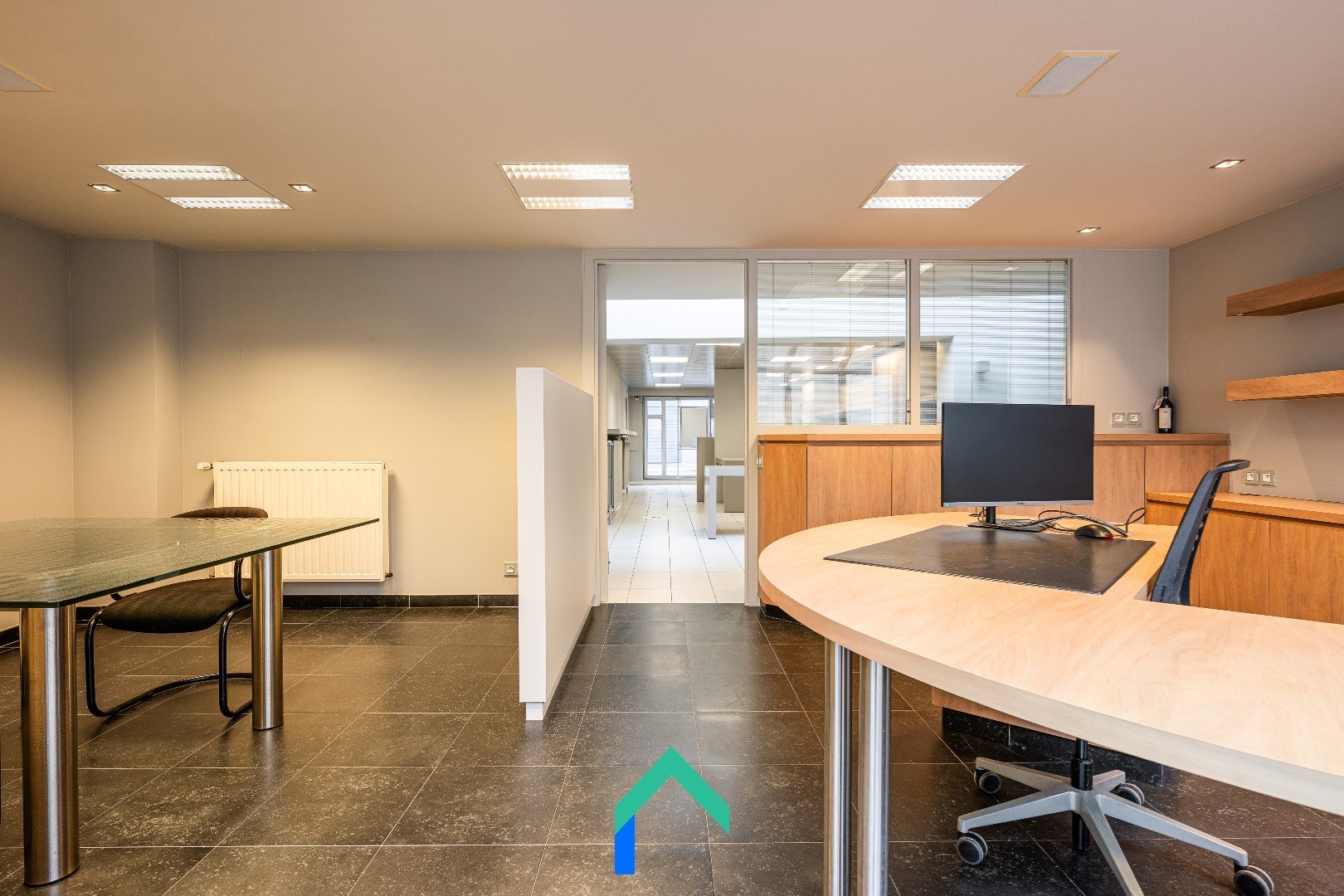Instapklare handelsruimte met gerenoveerd duplexappartement in hartje Meulebeke - foto 2