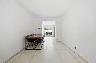 <p><span>Dit huis is gelegen naast een parking (gemeenschapscentrum) en heeft daardoor slechts aan de rechterkant één buurwoning. De linkerkant is zeer goed beschermd met verticale leien. De huidige eigenaars vernieuwden 12 jaar geleden een aantal essentiële zaken. Zo spotten we op de achtergevel witte sierpleister en werden de muren rond het grote terras verfraaid. Recent werd er nog geïnvesteerd in een nieuwe voordeur en een nieuw schuifraam. De benedenverdieping met goede lichtinval, werd omgevormd tot een volledig opengewerkte leefruimte met open keuken, met grote tegels en ingebouwde led-plafondverlichting. De keuken omvat een gasvuur met vier pitten, dampkap, vaatwasser, oven en microgolfoven. De badkamer omvat een hoekbad, dubbel lavabomeubel, spiegelkast en hangtoilet. Op het gelijkvloers is er een toilet met lavabomeubel beschikbaar. Van de drie kamers (laminaat), zijn er twee waar genoeg plaats is voor een dubbel bed en kastruimte. De huidige eigenaars verklaren dat zowel het platte dak als het hoofddak in goede staat van onderhoud verkeren. In de Hamerstraat, een rustige zijstraat van de Leuvensesteenweg, kan u met een bewonersstraat parkeren of met een parkeerschijf. De haast perfecte officiële Mobiscore bewijst dat u hier zonder auto kan wonen, op wandelafstand van het station en de kernstad.</span></p>