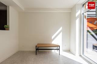 Deze volledig en hoogwaardig gerenoveerde woning werd van A tot Z aangepakt, van riolering tot dak, en voldoet vandaag aan de strengste energie-eisen met een uitstekende EPC-score A. De architecturale indeling met split-levels zorgt voor een unieke woonbeleving met veel licht en een speelse dynamiek.<br /><br />Bij het binnenkomen bevindt zich de inkomhal met een praktische voorplaats, ideaal voor fietsen, wasmachine en extra bergruimte. Op het gelijkvloers vindt u vervolgens de volledig geïnstalleerde keuken, die dankzij de grote glaspartijen tot boven baadt in het licht en een zicht biedt op de gezellige stadskoer.<br /><br />De eerste verdieping herbergt een lichtrijke leefruimte met grote raampartijen die zorgen voor een aangename en open sfeer. Op de tweede verdieping bevinden zich twee volwaardige slaapkamers. De derde verdieping biedt nog eens twee slaapkamers en een moderne douchekamer.<br /><br />Gelegen in een groene en aangename omgeving, met een groenstrook en de Schelde op slechts 50 meter afstand, combineert deze woning rust met een uitstekende bereikbaarheid.<br />Onmiddellijk beschikbaar. <br /><br />Contacteer Top Vastgoed voor een bezoek op 0475 700 700.