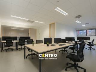 <strong>Volledig vernieuwd, klassevol ingericht en voorzien van gemeenschappelijke faciliteiten.  U kunt als huurder per direct aan de slag.</strong><br /><br /><strong>AFWERKING: </strong><br />Bevloering met keramische tegels - grote glaspartijen (veel lichtinval) - verlaagd plafond met ingewerkte AIRCO-modules en TL-lampen - aluminium schrijnwerk met dubbele beglazing.<br /><u>Algemeen</u>: Zeer degelijke afwerking! Smaakvol ingericht, PLUG &amp;PLAY!<br /><br /><strong>PRIJS = ALL-IN!!!</strong><br />- Maandelijkse huur<br />- Verbruik nutsvoorzieningen (water, elektriciteit, verwarming)<br />- Onroerende voorheffing<br />- Gebruik en onderhoud van de gemeenschappelijke ruimten (hallen, sanitair, volledig geïnstalleerde keuken/refer, ...)<br />- Gratis gebruik van de gemeenschappelijke eetplaats op verdieping met volledig geïnstalleerde keuken, tafel en stoelen.<br /> <br /><strong>NUTSVOORZIENINGEN: </strong><br />Stads -en regenwater - elektriciteit - telefonie/internet - AIRCO (warm/koud) - bekabeling voor netwerk.<br /><br /><strong>BESTEMMING:</strong><br />Handel, kantoor, diensten, vrij beroep, ...<br /><br /><strong>LIGGING:</strong> <br />Op zichtlocatie op de markt van Knesselare!   <br /> <br /><u>* Bijzonderheden:</u><br />- Voldoende parkeergelegenheid.<br />- Onmiddellijk beschikbaar.<br />- Huurprijs is inclusief alle kosten.<br />- Voordeel als huurder is een <strong>PERFECT overzicht op de werkelijke kostprijs, geen verrassingen achteraf.</strong><br />- Onze referentie: <strong>O0092-2</strong> op <strong>www.centro.be </strong>of contacteer ons via <strong>050/70.01.02</strong> voor meer info.<br /> 