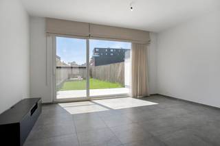 Rustig gelegen energiezuinige stadswoning met tuin op een steenworp van het bruisende stadscentrum. Goede verbinding naar scholen, winkels en openbaar vervoer. Het station van Kortrijk en belangrijke invalswegen zijn vlot bereikbaar.Verschillende handelszaken, (bio)supermarkten en andere buurtwinkels, zijn op wandel-/fietsafstand. Moderne voorzieningen Interessante investering met een aantrekkelijk rendement voor verhuur.Het pand werd gebouwd in 2019 waardoor u geniet van de garantie van de wet De Breyne tot en met 2028. INDELING:Gelijkvloers:- inkomhal met gastentoilet- lichtrijke leefruimte met ingerichte open keuken- praktische bergruimte- tuin met aangenaam zonneterras (16,5m2)- schuifdeur naar de tuin1e verdieping:- slaapkamer 1 met dressing- badkamer met lavabomeubel, toilet en ligbad- praktische bergruimte- slaapkamer 22e verdieping:- slaapkamer 3 & 4- balkon aan de voorzijde met zicht op de straat- badkamer met toilet een lavabomeubel & doucheExtra:Aankoop ondergrondse autostaanplaats tegen een vaste prijs van€20.000Troeven:- BEN-woning (E-peil: 17) (Uitstekende isolatie, zonnepanelen, ventilatiesysteem) - conforme technieken- Veel lichtinval - vliegenramen- bijzonder lage onroerende voorheffing (76,07€ in 2026)- uitweg via tuin- 2 ondergrondse staanplaatsen voor fietsen- dicht bij de Leie in centrum KortrijkGepubliceerde prijs is een instelprijsDe algemene voorwaarden van Dewaele DIY kunt u steeds raadplegen via dewaele.com.Bestuursmaatregelen in het maatregelenregister: in aanvraag