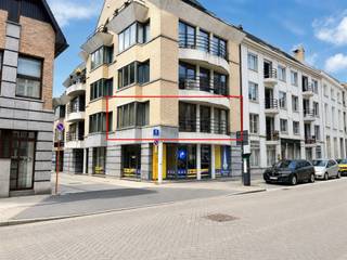 <p><span>Appartement spacieux de 2 chambres avec terrasse au cœur de Malines</span></p><p><span>Cet appartement lumineux d'environ 90 m² bénéficie d'un emplacement idéal dans le centre de Malines, à quelques pas des commerces, des restaurants et des transports en commun.</span></p><p><span>On accède à l'appartement par l'ascenseur ou par les escaliers. Le vaste hall d'entrée constitue le point central du logement et donne accès à toutes les pièces. Vous y trouverez des toilettes séparées, une salle de bains avec douche intégrée à la baignoire et deux chambres spacieuses de 15,05 m² et 13,20 m². Grâce à leur superficie, ces deux pièces peuvent parfaitement servir de chambre parentale, de chambre d’enfant, de bureau ou d’atelier. </span></p><p><span>Vous profiterez également d’une agréable terrasse. Un garage privatif est disponible en option.</span></p><p><span>Atouts :</span><span><br />- 2 chambres spacieuses<br />- Terrasse<br />- Ascenseur<br />- Débarras<br />- Situation centrale<br />- Garage en option</span></p><p><span>Loyer :</span><span> € 1050/mois</span><span><br />Charges communes : </span><span>€ 144/mois</span><span><br />Garage (facultatif) :</span><span> € 150/mois</span></p>