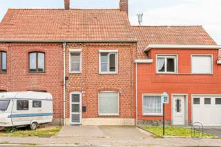 Vous recherchez une maison familiale spacieuse comprenant 4 chambres à part entière, un double garage et bénéficiant d'un emplacement central ? Alors cette maison située au cœur d'Anzegem mérite assurément une visite.Grâce à son emplacement idéal, vous êtes à quelques pas des commerces, des écoles, des transports en commun et d’autres commodités quotidiennes. La maison offre un agencement pratique avec des espaces de vie spacieux et tout le confort nécessaire à une famille.À l’étage se trouvent quatre chambres à part entière, offrant ainsi suffisamment d’espace pour une famille nombreuse, un bureau à domicile ou une salle de loisirs. De plus, la maison dispose d’un double garage et d’un espace de rangement supplémentaire, idéal pour les vélos, les provisions ou le stockage.Sur le plan technique également, ce bien offre une belle valeur ajoutée grâce à la citerne d’eau de pluie dont il est équipé, ce qui contribue à une consommation d’eau durable.Atouts :4 chambres à part entièreSituation centrale au cœur d’AnzegemDouble garageEspace de rangement supplémentaireCiterne d’eau de pluieBonne accessibilité et proximité de toutes les commoditésCette maison constitue le choix idéal pour les familles à la recherche d’espace, d’un agencement pratique et d’un emplacement exceptionnel.