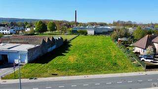 Dit mooi perceel grond kan u terugvinden in een rustige straat te Berchem (Kluisbergen), vlakbij de dorpskern, winkels en openbaar vervoer. GEEN BOUWVERPLICHTING! Het perceel heeft een straatbreedte van +-35m en een diepte van +- 100m, in totaal 3.310m<sup>2</sup>. <br /><br />- Veel potentieel (verkavelen voor gezinswoningen of meergezinswoningen) <br />- Zuidwest oriëntatie <br />- Rustige weg, aan de voet van de Oude Kwaremont. <br /><br />Interesse? Contacteer Jens 0488 98 13 30 - jens@immoboss.be <br /><br /> 