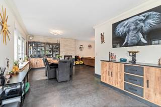 <p>[[ DIT PAND NEEMT DEEL AAN DE ERA OPEN HUIZEN DAG OP 13/6 VAN 16:00 TOT 17:00 ]]<br /><br /><u><strong>Te koop:</strong></u> volledig instapklare halfopen woning in Steenokkerzeel, gelegen in een rustige residentiële buurt met vlotte toegang tot invalswegen.<br /><br />Deze woning uit 1976 werd recent gerenoveerd en biedt een gunstig EPC-label C, wat zorgt voor een energiezuinige en comfortabele leefomgeving. De ligging in Nieuwstraat combineert het rustige karakter van de wijk met een uitstekende bereikbaarheid. Met een verzorgde tuin van 350 m² en een praktische indeling is dit een ideale gezinswoning.<br /><br /><u><strong>Belangrijkste ruimtes:</strong></u><br />• Inkomhal met directe toegang tot de leefruimtes<br />• Ruime living met veel lichtinval<br />• Eetkamer aansluitend op de keuken<br />• Moderne keuken met voldoende opbergruimte<br />• Bijkeuken en wasplaats voor extra gemak<br />• Twee badkamers, beide functioneel ingericht<br />• Drie slaapkamers, ideaal voor gezin of thuiswerk<br />• Veranda met zicht op de tuin<br />• Garage en extra parkeerplaats<br />• Kelder voor opslag<br />• Terras en verzorgde tuin (350 m²)<br /><br /><u><strong>Troeven:</strong></u><br />• Volledig instapklare halfopen woning in Steenokkerzeel<br />• Recent gerenoveerd<br />• Gunstig EPC-label C<br /><br />Meer informatie of een bezoek met Margaux Mulkers? Contacteer ons via +3223351115<br />JOUW DROOMHUIS. ZO GEVONDEN!</p>