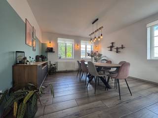 Op een vlot bereikbare locatie in Zwalm bevindt zich dit ruime en uitstekend onderhouden triplex appartement, waar u geniet van het comfort van een woning gecombineerd met de voordelen van een appartement. Dankzij de praktische indeling, de inpandige garage, het zonnige terras en de energiezuinige voorzieningen is dit een ideale woonst voor gezinnen of koppels die op zoek zijn naar ruimte en comfort.<br /><br />Het appartement start op het gelijkvloers, waar zich de inkomhal bevindt. Daarnaast beschikt u hier over een praktische berging en een inpandige garage, wat zorgt voor extra comfort en voldoende opslagmogelijkheden.<br /><br />Op de eerste verdieping bevindt zich de lichtrijke leefruimte met aansluitende keuken. Dankzij de grote raampartijen geniet u hier van een aangename lichtinval gedurende de hele dag. Vanuit de leefruimte heeft u rechtstreeks toegang tot het ruime zuidgerichte terras, waar u optimaal van de zon kan genieten. Bovendien werd het terras voorzien van een zonneluifel, zodat ook op warme dagen een aangename buitenruimte gegarandeerd blijft. Op deze verdieping bevinden zich eveneens een afzonderlijke berging en een gastentoilet.<br /><br />De tweede verdieping omvat drie volwaardige slaapkamers en een badkamer, waardoor het appartement perfect geschikt is voor gezinnen of thuiswerkers die nood hebben aan extra ruimte. Als bijkomende troef beschikt het appartement nog over een zolder, ideaal voor extra stockage.<br /><br />Ook op technisch vlak scoort deze eigendom uitstekend. Zo beschikt het appartement over een gunstig EPC-label A, zonnepanelen, een waterverzachter en automatische rolluiken, wat resulteert in een hoog wooncomfort en een energiezuinig verbruik.<br /><br />Het appartement is onmiddellijk beschikbaar. Heeft u interesse in dit ruime en energiezuinige triplex appartement in Zwalm? Dien dan eenvoudig uw bezoekaanvraag in via de website van Immo Francois. Wij nemen graag contact met u op om een bezoekmoment in te plannen.<br /><br />