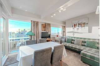 Zonnig hoekappartement op een absolute toplocatie in de residentie “Melrose”, Jean Van Hinsberghstraat 16B te Middelkerke. Dit appartement is gelegen op de negende verdieping en heeft een centrale ligging vlakbij winkels, openbaar vervoer en zeedijk! Dankzij de zuidoostelijke oriëntatie geniet u van een prachtig weids zicht over het hinterland. <br /><br />Indeling:<br />- Inkomhal<br />- Gastentoilet<br />- Leefruimte met prachtig uitzicht<br />- Slaapkamer met heel wat opbergruimte<br />- Badkamer met douche en enkele lavabo<br />- Privatieve kelderberging<br /><br />Troeven:<br />- Lichtrijk hoekappartement<br />- Uniek uitzicht<br />- Conforme elektrische keuring<br />- Gemeenschappelijke fietsenberging<br />- Privatieve berging<br />- Vlakbij het nieuwe Casino en de Zeedijk<br />- Centrale ligging<br /><br />Interesse in dit zonnig éénslaapkamer appartement met een uniek uitzicht? Contacteer ons vandaag nog voor een plaatsbezoek!