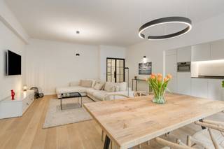 Ontdek dit schitterende appartement te koop in het hart van Antwerpen, volledig gerenoveerd in 2017 met hoogwaardige materialen. Dit ruime appartement van 110 m² op de tweede verdieping biedt een uitzonderlijke woonervaring in de bruisende stad Antwerpen.Indeling:- Inkomhal met gietijzeren deur- lichtrijke woonkamer op parket- keuken vooraan volledig voorzien van alle nodige toestellen - masterbedroom aan de rustige achterzijde met volledig ingemaakte kasten en toegang tot het eerste terras- open bureauruimte in de gang- tweede slaapkamer, ideaal als kinderkamer of logeerkamer met toegang tot het tweede terras- moderne badkamer met inloopdouche en lavabo- apart toilet - Praktische kelderMeubilair inbegrepen: de shutters, gordijnen, gemonteerde verlichting,eettafel, trolley-bar op wieltjes, muurtafeltje, salontafeltje, sofa, tapijt, TV & TV-meubel, slaapbank, ladenkast, bureelstoel, bureelverlichting, staande spiegel, nachttafeltjes, wasmachine, terrasset, vliegenramen. Troeven van dit appartement:- Absolute toplocatie in Antwerpen: uitstekende bereikbaarheid met openbaar vervoer en belangrijke invalswegen- Totaalrenovatie in 2017, waardoor het appartement in uitstekende staat verkeert: kwalitatief afgewerkt met oog voor detailDit appartement is ideaal voor wie op zoek is naar een instapklare woning op een gewilde locatie. De nabijheid van winkels, restaurants en cultuur maakt wonen hier bijzonder aantrekkelijk. Zoek je een appartement te koop in Antwerpen? Dan is dit een unieke kans.Bent u geïnteresseerd in een appartement of woning te koop in Antwerpen? Aarzel dan niet om ons te contacteren. Had u graag uw eigen eigendom te koop aangeboden contacteer ons dan voor een vrijblijvende schatting, telefonisch op het nummer 03/206.76.76 of per mail naar antwerpen@dewaele.com.Ook voor alle andere vragen omtrent vastgoed, kopen of verkopen kan u steeds bij ons terecht!