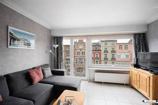 <p><span>In de Graaf Jansdijk in Blankenberge bevindt zich dit instapklare appartement op de derde verdieping, op slechts 100 meter van de zeedijk en het strand. Dankzij de uitstekende ligging vlakbij het centrum, winkels en horeca is dit appartement bovendien zeer goed verhuurbaar. Momenteel is het appartement verhuurd tot en met januari.</span></p><p><span>Via de lift bereikt u de derde verdieping. U komt binnen in een ruime inkomhal die toegang geeft tot de verschillende ruimtes. Aan de rechterzijde bevinden zich twee ruime slaapkamers, waarvan één slaapkamer beschikt over een terras. Verder is er een vernieuwde badkamer met douche en lavabo en een apart toilet. De badkamer beschikt bovendien over een vernieuwde condenserende ketel.</span></p><p><span>De inkomhal leidt naar de lichtrijke leef- en eetruimte die verbonden is met de keuken. Dankzij het grote raam geniet u hier van veel natuurlijke lichtinval en een aangenaam gevoel van ruimte.</span></p><p><span>Met een EPC-label B is het appartement energiezuinig en is er geen renovatieverplichting.</span></p><p><span>De belangrijkste troeven:</span></p><ul><li><span>Topligging op slechts 100 m van de zeedijk en het strand</span></li><li><span>Instapklaar en zeer goed verhuurbaar</span></li><li><span>EPC-label B en geen renovatieverplichting</span></li><li><span>Twee ruime slaapkamers, waarvan één met terras</span></li></ul><p><span>Een ideale opportuniteit als investering, tweede verblijf of vaste woonst, op een toplocatie aan de kust. </span></p><p><span>Wenst u een afspraak? Bel naar 0465991432 of mail naar arno@janssenenjanssen.be</span></p>