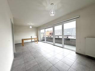 Op de Diestersesteenweg, in het hart van Paal, bevindt zich dit recent en modern afgewerkt appartement met alle hedendaagse...