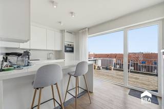 <p>Dit appartement combineert een toplocatie in het centrum met een aangename indeling en een subliem uitzicht over de stad. Gelegen in de levendige winkelstraat van Roeselare geniet u hier van winkels, horeca en voorzieningen op wandelafstand. De lichtrijke living en de terrassen zorgen voor een open en ruim gevoel, terwijl de praktische indeling het wooncomfort compleet maakt. Met twee slaapkamers, een garage en een EPC-label C vormt dit penthouse een interessante opportuniteit voor wie centraal wil wonen in West-Vlaanderen. Een ideale combinatie van comfort, ligging en uitzicht.</p>

<p> </p>

<p>Belangrijkste ruimtes:<br />• Ruime living met veel lichtinval en toegang tot het terras<br />• Keuken met praktische indeling<br />• Twee slaapkamers<br />• Badkamer<br />• Berging voor extra opbergruimte<br />• Twee terrassen met open zichten<br />• Garage</p>

<p> </p>

<p>Troeven:<br />• Prachtige penthouse met lichtrijke leefruimtes<br />• Toplocatie in het hart van de winkelstraat van Roeselare<br />• Subliem uitzicht over de stad vanuit de terrassen</p>

<p> </p>

<p>Neem vandaag nog contact op met je ERA-makelaar voor een bezoek.</p>

<p> </p>

<p>JOUW DROOMAPPARTEMENT. ZO GEVONDEN!</p>