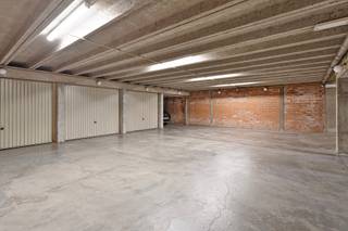 Ondergrondse afgesloten garagebox gelegen in de Koning Albertstraat, vlakbij station en Grote Markt van Kortrijk. Ondergrondse verdieping van een appartementsgebouw. Voor de vlugge beslissers!!!