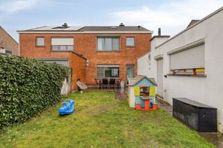 Family home for sale in Beveren with 3 bedrooms, garage and sunny gardenThis semi-detached building for sale in Beveren is located in the...