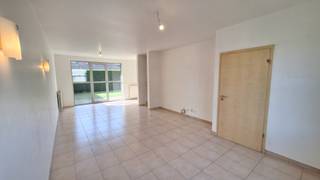 Op zoek naar een<strong> instapklare woning </strong>op een rustige locatie, maar toch vlak <strong>bij het centrum van Roeselare</strong>?<br />Dan is Boomhaardstraat 57 zeker een bezoek waard!<br /><br />Deze verzorgde woning is gelegen in een <strong>doodlopende straat</strong>, wat zorgt voor extra rust en veiligheid, ideaal voor gezinnen met kinderen.<br /><br />Op het gelijkvloers vindt u een inkomhal met gastentoilet, een <strong>lichtrijke leefruimte met zicht op de tuin</strong>, een open keuken en een garage.<br />De zonnige <strong>zuidgerichte tuin met terras</strong> vormt de perfecte plek om te genieten van lange zomeravonden.<br /><br />De verdieping beschikt over <strong>drie ruime slaapkamers</strong>, een comfortabele badkamer met lavabo, bad/douche en toilet, evenals een praktische bovenberging/<strong>dressing</strong>.<br />Daarnaast is er nog een zolderruimte aanwezig, ideaal als extra bergruimte.<br /><br />Met een EPC van 179 kWh/m² jaar en een <strong>B-label</strong> is deze woning bovendien energiezuinig, wat zorgt voor lagere energiekosten en extra wooncomfort.<br /><br />Kortom, een ideale starterswoning, gezinswoning én interessante investering op een <strong>toplocatie in Roeselare</strong>.<br /><br /><strong>Troeven:</strong>
<ul>
	<li>Rustige ligging in doodlopende straat</li>
	<li>Nabij centrum van Roeselare</li>
	<li>3 ruime slaapkamers</li>
	<li>Zuidgerichte tuin met terras</li>
	<li>Garage</li>
	<li>Energiezuinig (EPC-label B)</li>
	<li>Instapklaar</li>
</ul>
<br /><strong>Interesse? Contacteer ons voor een bezoek!<br />051 21 11 11 of matias@imfiro.be</strong><br /><br /> 
