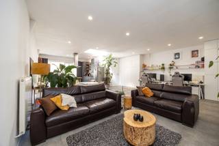 Op een uitstekende locatie in Lier vind je dit veelzijdige handelspand met achterliggende woonst, de perfecte combinatie van wonen en werken onder...