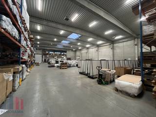 Uitstekend gelegen bedrijfsgebouw te huur. Op slechts 5 minuten rijden bevindt zich de E17 (op- en afrit Lokeren), wat zorgt voor een...