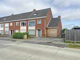 Energiezuinige, gerenoveerde woning nabij scholen, winkels en openbaar vervoer. De woning omvat een inkomhal met gastentoilet, een ruime,...