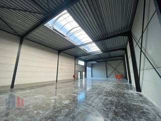 <strong>LAATSTE NIEUWBOUW KMO-unit</strong> van <strong>384 m²</strong> op een uitzonderlijke ligging te koop.<br /><br />De casco KMO-unit heeft een vrije hoogte van +/- 6 m en is opgebouwd uit een staalconstructie in combinatie met geïsoleerde sandwichpanelen en een betonplint. De loods is uitgerust met een automatische sectionale poort (4 m B x 4,5 m H), voorzien van een dubbele glaspartij en toegankelijk via een afzonderlijke toegangsdeur. Verder is de ruimte voorzien van een lichtstraat met rookluik (brandklasse C) en een gedeelde regenwaterput.<br /><br />De unit is de laatste beschikbaarheid van de gloednieuwe KMO-ontwikkeling "<strong>Portus</strong>" bestaande uit 6 KMO-units van 182 m² tot 384 m². De bedrijfsgebouwen zijn geschikt voor zowel opslag als productie en bieden de ideale omgeving om te ondernemen. Fantastisch gelegen langs de commerciële Torhoutsesteenweg (N33), op slechts 5 min. van de Elisabethlaan (R31), amper 5 km van de E40 op- en afrit 5 Gistel en 9 min. van de A10 op- en afrit 4 Oostende.<br /><br />6 privatieve parkeerplaatsen voorzien, prijs is exclusief parkeerplaatsen.<br />Beschikbaar bij akte.<br /><br />Contacteer <strong>PANORAMA B2B</strong> voor bijkomende inlichtingen of een vrijblijvend plaatsbezoek<strong> 0479 70 70 73.</strong>