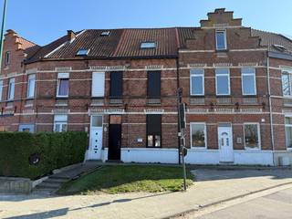 Deze aangename woning, gelegen nabij het station van Evergem werd totaal vernieuwd en omgevormd tot een energiezuinige woning met alle...