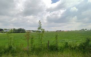 Avez-vous déjà des plans en tête pour la maison de vos rêves ? Construisez votre nouvelle maison à la carte sur ce terrain à bâtir exclusif de 879,61 m² à Klein Nazareth, De Pinte. Cette commune rurale allie calme et verdure à une accessibilité facile via l'E17 et la gare, à seulement 7 km de la ville animée de Gand.<br />Concevez votre maison idéale en toute liberté et choisissez le niveau de finition : de la construction en coque étanche au vent et à l'eau jusqu'à la construction clé en main entièrement finie. Profitez de la proximité du Parkbos, des commodités locales telles que les supermarchés, les restaurants et les cafés, et d'une communauté durable et prospère.<br />Contactez-nous dès aujourd'hui pour plus d'informations ou une visite sur place !