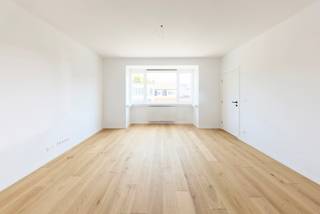 <p><span>Gelegen aan de rand van het regionale park Scheutbos in Anderlecht, op de tweede verdiepeing van een gebouw met 3 verdiepingen,</span> bieden wij u dit prachtige, volledig gerenoveerde appartement met twee slaapkamers van 88 m² + terras<span>. Het biedt: een grote woonkamer, volledig uitgeruste open keuken, </span>twee slaapkamers, een terras op het westen, een badkamer en een apart toilet. <span>Wasruimte. Kelder. EPC D. Elektriciteit conform. Dit pand zal u bekoren door de kwaliteit van de renovatie, de ideale ligging en de buitenruimte. Een absolute bezoek waard ! </span></p>