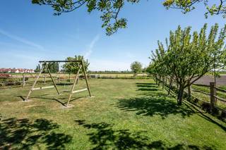 In een van de meest gegeerde en rustige residentiële wijken van Knokke-Heist bevindt zich deze recente villa, een uitzonderlijke woning waar comfort, energiezuinigheid en ligging samenkomen. Met een panoramisch uitzicht over de uitgestrekte polders biedt deze villa een unieke combinatie van rust en openheid, terwijl u toch vlakbij het strand, winkels en het openbaar vervoer bent.De villa is gebouwd op een royaal perceel van 1.362 m² en beschikt over alle hedendaagse technieken die bijdragen aan een duurzaam en zorgeloos wooncomfort. Zonnepanelen, laadpaal en een warmtepomp zorgen voor een energie-efficiënte levensstijl, zonder in te boeten op luxe. Binnenin geniet u van 361 m² bewoonbare oppervlakte, verdeeld over drie volwaardige slaapkamers, een ruime en lichtrijke badkamer, en een ingebouwde sauna die zorgt voor een vleugje wellness in eigen huis.De woning beschikt verder over een ruime inpandige garage én extra parkeermogelijkheden op de oprit, ideaal voor bezoekers of gezinnen met meerdere wagens.Dit is een zeldzame opportuniteit voor wie op zoek is naar een instapklare villa met een adembenemend uitzicht.Uniek vastgoed te koop in Knokke-Heist!Deze AI-visualisaties zijn bedoeld als inspiratie. Er werd geen rekening gehouden met technische specificaties, stedenbouwkundige voorschriften of de concrete mogelijkheden tot realisatie.