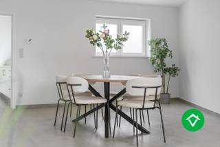 Deze totaal vernieuwde woning bestaat uit: inkomhal - bureauruimte - berging - wasplaats - toilet - badkamer - keuken - ruime living - terras - tuin - nachthal - 2 slaapkamers - zolder. <br /><br />Ook kunt u de woning bereiken via een zijpoort uit de omliggende straat. <br /><br />Troeven van deze woning: <br /><br />- centrale ligging <br />- volledig vernieuwd <br />- instapklaar <br />- energiezuinig label B