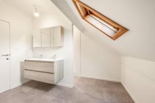 Ben je op zoek naar een gerenoveerd opbrengsteigendom met een rendement van 5%? Lees dan zeker verder!Dit volledig gerenoveerde opbrengsteigendom...