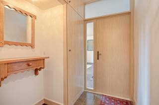In het gezellige en groene Bazel vindt u dit ruime en lichtrijke appartement te koop. Het pand bevindt zich op een uitstekende locatie in de Parklaan, midden in het centrum en op wandelafstand van het sfeervolle park van Bazel en het historische kasteel Wissekerke. Dankzij de centrale maar zeer rustige ligging geniet u hier in Bazel van de perfecte balans tussen alle voorzieningen en een aangename leefomgeving.<br /><br />Indeling van het pand:<br /><br />- Inkomhal: Met praktische ingemaakte kasten.<br />- Woonkamer: Ruime en lichtrijke leefruimte.<br />- Keuken<br />- Terras met bergkast.<br />- Badkamer met inloopdouche en lavabo.<br />- Toilet: Afzonderlijk gastentoilet.<br />- Kamers: 3 volwaardige kamers (waarvan 2 slaapkamers en 1 ruimte ideaal als bureau of hobbykamer).<br />- Garage: Inclusief privatieve garage.<br /><br />Belangrijkste troeven en bereikbaarheid:<br /><br />- Vernieuwd schrijnwerk: Recent vernieuwde ramen.<br />- Rust & ruimte: Een zeer ruim appartement op een zeer rustige locatie binnen de dorpskern.<br />- Uitstekende ligging: Scholen, winkels en openbaar vervoer bevinden zich op wandelafstand.<br /><br />Interesse in dit appartement? Vraag uw bezoek aan via Dewaele.com<br /><br />Bestuursmaatregelen in het maatregelenregister: nee