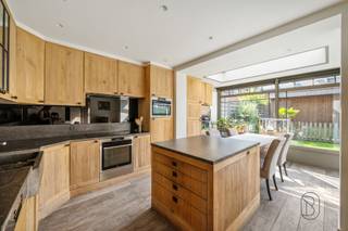 <p><strong>À vendre : maison 3 façades, prête à emménager et économe en énergie, avec 3 chambres et garage, au cœur d'Oostrozebeke.</strong><span></span></p><p>Située dans une rue en cul-de-sac au centre d'Oostrozebeke, cette spacieuse maison 3 façades est implantée sur un beau terrain avec allée, garage et agréable jardin facile d'entretien.</p><p><strong>Composition :</strong><br />Le hall d'entrée avec toilette invités vous accueille dans une habitation lumineuse. Le séjour offre une belle vue sur le jardin et donne accès à une cuisine récente (rénovée en 2019), entièrement équipée, avec coin repas. Le rez-de-chaussée comprend également un garage spacieux. À l'étage, vous trouverez trois chambres, une nouvelle salle de bains (2025) ainsi qu'un WC séparé.</p><p>À l'extérieur, vous profitez d'un jardin facile d'entretien avec abri de jardin. Vous pouvez également utiliser gratuitement (moyennant son entretien) une parcelle de jardin attenante d'environ 160 m².</p><p><strong>LES ATOUTS :</strong></p><ul><li>Panneaux solaires</li><li>Chauffage central au gaz (nouvelle chaudière en 2019)</li><li>Cuisine et salle de bains rénovées (2019 et 2025)</li><li>Citerne d'eau de pluie de 7.500 litres raccordée</li></ul><p><strong>Pour qui ?</strong><br />Idéal pour les personnes à la recherche d'une maison prête à emménager avec allée et garage, située dans un quartier recherché et facilement accessible d'Oostrozebeke.</p><p>À vendre chez <strong>Immo Beguin</strong>, votre expert immobilier depuis 2009, avec des bureaux à Renaix, Waregem, Courtrai, Deinze, Tournai et Lessines.</p><p><strong>Plus d'informations ou une visite ?</strong><br />📧 charlotte@immobeguin.be</p>