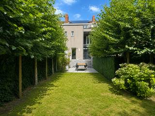 <p><span><strong>INSTAPKLARE WONING MET GARAGE EN RUIME TUIN TE KOOP <br /></strong></span><span>Bent u op zoek naar een instapklare woning in Schoten? Droomt u bovendien van een oprit, een ruime garage én een grote tuin?</span></p>
<p><span><strong>LOCATIE & OMGEVING<br /></strong></span><span><strong>Immo Point VANDAELE</strong> biedt deze alles omvattende woning aan.<br /></span><span><strong>Toplocatie:</strong> Op wandelafstand van zowel het Park van Schoten als het centrum.<br /></span><span><strong>Straat:</strong> Gelegen in een mooie straat met bomen én in een “zone 30.”<br /></span><span><strong>Fietsen: </strong> Van hieruit fietst u (via de vernieuwde en fietsvriendelijke Hoogmolenbrug) vlot naar Antwerpen.</span></p>
<p><span><strong>INDELING VAN DE WONING<br /></strong></span><span><strong>Garageverdieping <br /></strong></span><span><strong>Parking:</strong> Ruime inpandige garage ca. 45m² , met voorliggende oprit.<br /></span><span>Technische ruimte en bergruimte.</span></p>
<p><span><strong>Gelijkvloers <br /></strong></span><span>Inkomhal.<br /></span><span>Gastentoilet.<br /></span><span>Lichtrijke<strong> leefruimte ca. 40m</strong>², met gashaard.<br /></span><span>Handige <strong>open keuken.<br /></strong></span><span>Via een schuifraam kan u vanuit de leefruimte en keuken snel naar het terras en de tuin.</span></p>
<p><span><strong>1<sup>STE</sup> EN 2<sup>DE</sup> VERDIEPING<br /></strong></span><span><strong>Slaapkamers:</strong> 3 ruime slaapkamers (ca. 25m², ca. 15m², ca. 16m² groot).<br /></span><span><strong>Dressing:</strong> 2 dressings.<br /></span><span><strong>Sanitair:</strong> 1 badkamer.<br /><br /><strong>ENERGIE<br /></strong>De woning beschikt over <strong>10 zonnepanelen</strong>. Deze dragen bij tot een fraaie <strong>EPC - score "B".</strong> <br /><br /></span><span><strong>TUIN <br /></strong></span><span><strong>Grote tuin:</strong> Deze tuin is dieper dan de meeste tuinen in de straat en loopt achter in de breedte nog verder achter 2 naastliggende tuinen.<br /></span><span><strong>Privacy:</strong> De volwassen hagen en leibomen zorgen voor echte privacy.<br /></span><span><strong>Oriëntatie:</strong> De zuid gerichte tuin laat u toe maximaal te genieten van de zon.<br /><strong><br />KORTOM<br /></strong>* Gelegen op een <strong>toplocatie </strong>(nabij het Park van Schoten, nabij het centrum, in een "zone 30" straat,...).<br />* <strong>Instapklare </strong>en energiezuinige <strong>woning </strong>(EPC "B").<br />* <strong>Oprit</strong>, ruime <strong>garage </strong>en <strong>grote tuin</strong> aanwezig.<br /><br /><span><strong>BEWOONBARE OPPERVLAKTE</strong></span><br /><span>De vermelde “bewoonbare oppervlakte” is gebaseerd op de “bruikbare vloeroppervlakte” uit het EPC.</span> </span></p>
