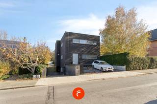 Een jonge (Bj:2011) en zeer ruime woning met een tijdloze architectuur. Rustige ligging in het centrum van Marke met een vlotte verbinding naar...