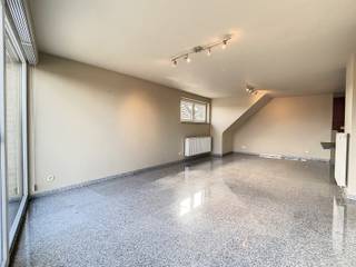 <p>Dans cette petite résidence se trouve cet appartement lumineux de deux chambres, situé au deuxième étage. L’appartement dispose d’un spacieux séjour avec salle à manger et d’une belle cuisine ouverte. À côté de la cuisine se trouve un débarras pratique avec raccordement pour machine à laver et sèche-linge.</p><p>L’appartement comprend également des toilettes séparées, deux chambres spacieuses, une salle de bains et une agréable terrasse. La salle de bains est équipée d’une baignoire, d’une douche à l’italienne et d’un lavabo avec meuble de rangement.</p><p>Grâce à sa situation avantageuse, l’appartement se trouve à distance de marche du centre de Denderleeuw et de Liedekerke. Les commerces, centres de loisirs et transports en commun sont facilement accessibles.</p><p>Le loyer est de <strong>880 € par mois</strong>, avec <strong>40 € de charges communes</strong>.<br /><strong>Disponible à partir du 8 juin.</strong></p>