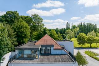 Gelegen in het groen nabij de Damvallei bevindt zich deze instapklare kantoorruimte in een statig, gerenoveerd gebouw (2019). Ze is gelegen in de onmiddellijke nabijheid van belangrijke invalswegen en recreatie. De indeling is als volgt:  op de gelijkvloerse verdieping bevindt zich de inkom en vergaderruimte (opp: 39m2). 1ste verdieping: open kantoorruimte (opp 184m2) die toegang biedt tot het ZW georiënteerd terras (81m2), kitchenette en sanitaire ruimte. Parkeren kan makkelijk op eigen terrein. (Energielabel F)<br /><br />Bezoek mogelijk na afspraak met Serge van Center Office via 0485/61 59 22