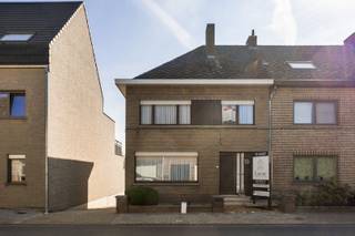 Instapklare halfopen bebouwing met tuin, garage en topligging in het centrum<br />Op zoek naar een verzorgde woning met ruimte, comfort en een centrale ligging? Deze uitzonderlijk goed onderhouden halfopen bebouwing bevindt zich in het hart van het centrum, met winkels en openbaar vervoer op wandelafstand.<br /><br />De woning verwelkomt u met een lichtrijke, open leefruimte die naadloos overgaat in de keuken – een aangename plek voor dagelijks wonen en ontspannen. Verder beschikt de woning over drie volwaardige slaapkamers en maar liefst twee badkamers, wat zorgt voor extra comfort voor gezinnen.<br /><br />Een grote troef is de inpandige garage en de volledig onderkelderde woning, waarbij de kelder perfect bruikbaar is als extra opslagruimte, hobbyruimte of werkplaats.<br />Buiten geniet u van een mooi aangelegde en uitstekend onderhouden tuin. Bovendien is de woning en tuin ook bereikbaar via een achterliggende toegangsweg, ideaal voor wagens of extra flexibiliteit. Naast de woning bevindt zich eveneens een oprit voor bijkomende parkeermogelijkheden.<br /><br />De woning heeft momenteel een EPC-label E, en er rust een renovatieplicht op de woning, Dankzij het uitstekende onderhoud volledig instapklaar. Met een beperkte ingreep kan u bovendien eenvoudig verbeteren naar EPC-label D of C waardoor verdere renovaties op termijn kunnen worden ingepland. op deze manier kan je rustig verder sparen en de werken stap voor stap inplannen.<br /><br />Met uitbreidingsmogelijkheden en een bijzonder gunstige ligging is deze woning een uitstekende opportuniteit voor jonge gezinnen en starters die op zoek zijn naar een duurzame investering.<br />Troeven:<br />
<ul>
<li>Halfopen bebouwing in centrumligging</li>
<li>Uitzonderlijk goed onderhouden</li>
<li>3 slaapkamers en 2 badkamers</li>
<li>Inpandige garage + oprit</li>
<li>Volledig bruikbare kelder</li>
<li>Mooie, verzorgde tuin</li>
<li>Toegang achteraan met wagen</li>
<li>Uitbreidingsmogelijkheden</li>
<li>Instapklaar met renovatiepotentieel</li>
<li> </li>
</ul>
Interesse? Contacteer ons vandaag nog voor een bezoek!<br />Ook u Pand verkopen? Contacteer ons vrijblijvend voor meer info. 0475 52 00 14<br />