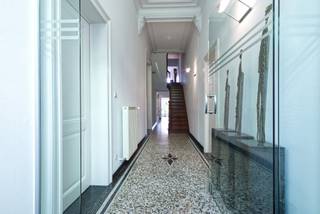 KANTOOR TE HUUR – CHARMANT HERENHUIS CENTRAAL GELEGENRecent volledig gerenoveerd herenhuis met uitzonderlijk veel karakter en uitstraling. Het pand...