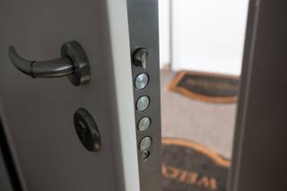 Instapklaar en lichtrijk appartement in het hart van MerksemOntdek dit ruim en instapklaar appartement, ideaal gelegen in het centrum van Merksem, op wandelafstand van winkels en openbaar vervoer. Dankzij de grote raampartijen in zowel de leefruimte als de slaapkamers geniet u hier de hele dag door van een overvloed aan natuurlijk licht.De open leefruimte sluit naadloos aan op een volledig vernieuwde, open keuken die modern en volledig geïnstalleerd is. Aansluitend bevindt zich een praktische, aparte ruimte voor wasmachine en droogkast.De badkamer werd volledig gerenoveerd en beschikt over een ruime inloopdouche en een stijlvolle lavabo. Het toilet is apart, wat extra comfort biedt.Verder telt het appartement twee volwaardige slaapkamers, beide met directe toegang tot een rustig terras waar het heerlijk vertoeven is.Als extra troef is er via de zijstraat toegang tot een handige fietsenberging. Dit alles bevindt zich in een kleinschalig en goed onderhouden gebouw.Kortom: een prachtig appartement op een topligging, perfect voor wie comfortabel en centraal wil wonen.Graag een bezoek inplannen?☎️ 0472 74 03 15✉️ wim@lefevervastgoed.beWeergegeven oppervlakte is overgenomen van het EPC - attest en louter indicatief.