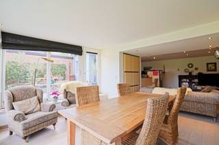 ONDER OPTIE - Gelegen onder de kerktoren van Opstal, in een rustige en groene omgeving, bevindt zich dit prachtig afgewerkte gelijkvloerse...