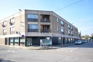 Wallemeers 32 bus 4<br />8800 Roeselare<br /><br />Dit appartement nabij het centrum van Roeselare biedt een uitstekende kans voor wie op zoek is naar een betaalbare woning of een investering. Met een praktische indeling en een klein terras voor extra buitenruimte, is dit appartement geschikt voor zowel eigen bewoning als verhuur.<br />Bestaande uit inkomhal met gastentoilet, woonkamer met aansluitend een terras, ingerichte keuken met nodige voorzieningen, praktische berging, badkamer en twee slaapkamers.<br /><br />Extra troef:<br />✔ Garagebox beschikbaar: Kan worden bijgekocht voor € 20.000.<br />Dit appartement biedt een veelzijdige kans: wonen in een aangename omgeving of investeren in een pand met potentieel. De optie om een garagebox aan te kopen zorgt voor extra gemak en meerwaarde.