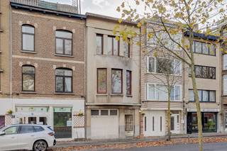 <p><span>Deze bel-étage </span><span>woning met 3 - 5 slaapkamers met garage en koer </span><span>te koop is gelegen op de Herentalsebaan in Deurne. </span><span>In de directe omgeving bevinden zich winkels, scholen, openbaar vervoer en belangrijke invalswegen.</span></p><p><span> </span></p><p><span>Met een volledige renovatie biedt deze woning een tal van mogelijkheden. </span></p><p><span> </span></p><p><span>Indeling</span></p><p><span> </span></p><p><span>Gelijkvloers</span></p><p><span>- inkomhal</span></p><p><span>- garage</span></p><p><span>- woonkamer</span></p><p><span>- bergruimte</span></p><p><span>- ruime stadskoer achteraan</span></p><p><span>- toegang tot de kelder</span></p><p><span> </span></p><p><span>Verdieping 1</span></p><p><span>- woonkamer</span></p><p><span>- keuken</span></p><p><span>- badkamer</span></p><p><span> </span></p><p><span>Verdieping 2</span></p><p><span>- 3 volwaardige slaapkamers</span></p><p><span> </span></p><p><span>Bijzonderheden</span></p><p><span>- garage en koer</span></p><p><span>- mogelijkheid tot keuken op gelijkvloers</span></p><p><span>- dubbele beglazing </span></p><p><span>- veel mogelijkheden</span></p><p><span> </span></p><p><span>Dit pand kan onderhevig zijn aan de renovatieverplichting die door de Vlaamse overheid wordt opgelegd voor residentiële gebouwen. Consulteer voor meer informatie de website van het Vlaams Energie- en Klimaatagentschap via <span>https://www.energiesparen.be/renovatieverplichting-residenti%C3%ABle-gebouwen-2023</span></span></p><p><span> </span></p><p><span>Ben jij geïnteresseerd in dit huis te koop in Deurne, ben je op zoek naar ander vastgoed, een investering of wens je de waarde van jouw eigendom te kennen? Dan ben je bij BOLT immo aan het juiste adres! Wij helpen jou graag verder.</span></p><p><span> </span></p>