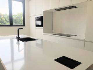 ENKEL BEZOEKEN MOGELIJK DOOR ONDERSTAANDE LINK VOLLEDIG EN CORRECT IN TE VULLEN: mijnhuurprofiel.be<br /><br />Het appartement is gelegen op de 2de verdieping en bereikbaar via trap en lift.<br /><br />Indeling: inkomhal met gastentoilet en vestiaire, ruime leefruimte met aansluitend het terras en de open keuken, 2 volwaardige slaapkamers, badkamer met inloopdouche en aparte berging. <br /><br />Bijzonderheden: <br />- Volledig gerenoveerd appartement! <br />- Airco in de leefruimte en de grote slaapkamer <br />- Mogelijkheid tot het bij huren van een parkeerplaats achteraan het gebouw voor € 80/maand. <br /><br />Maandelijkse kosten: € 80/maand voor de gemeenschappelijke delen. <br />Alle nutsvoorzieningen worden individueel afgesloten door de huurder. <br /><br />Voor meer info of een bezoek contacteer Julie via julie@reds.be