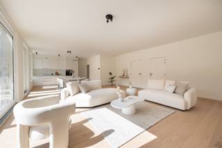 <p><span> </span></p><p><span>Dit splinternieuwe gelijkvloers appartement heeft alles wat je zoekt, maar bijna nooit vindt in de stad. Denk: een bewoonbare oppervlakte van liefst 150 m², drie slaapkamers, hoge plafonds, veel licht en een royale tuin en de perfecte ligging op wandelafstand van het Rivierenhof. Nóg troeven: mogelijkheid om aan te kopen onder 6% btw,- (mits voldaan aan voorwaarden)</span></p><p><span> </span></p><p><span>In dit nieuwbouwappartement is alles hoogwaardig afgewerkt, tot het kleinste hoekje. Die valt meteen op als je – langs de grote voortuin - de inkomhal binnenkomt. De houten parketvloer loopt door over het hele appartement.</span></p><p><span> </span></p><p><span>De open keuken is uitgerust met toestellen van Whirlpool (een garantie op topkwaliteit), een inductieplaat en een stijlvol werkblad. Aansluitend vind je de woonkamer: een indrukwekkende, lichtrijke ruimte met grote ramen, hoge plafonds en moderne accenten (zoals de zwarte spots) en gezellige parketvloer. Het grote schuifraam geeft uit op de tuin, zodat binnen en buiten bij mooi weer naadloos in elkaar overlopen.</span></p><p><span> </span></p><p><span>De achtertuin van 162 m² is aangelegd met grijze tegels. Handig en onderhoudsvriendelijk.  Ruimte in overvloed om buiten te eten, te spelen of te tuinieren.</span></p><p><span> </span></p><p><span>Drie slaapkamers en luxueuze badkamer</span></p><p><span>Via de nachthal kom je in de drie slaapkamers. Die hebben allemaal dezelfde parketvloer, ALU-ramen met hoog rendementsglas en ingebouwde verluchting. </span></p><p><span>De badkamer is luxueus afgewerkt met een inloopdouche met regenkraan en keramische tegels, dubbele lavabo, grote spiegel en terrazzotegels in steenlook. Daarnaast heeft het appartement nog een aparte berging en een tweede toilet.</span></p><p><span> </span></p><p><span>Modern en energiezuinig</span></p><p><span>Dit nieuwbouwappartement is reeds volledig afgewerkt en dus onmiddellijk beschikbaar! Het voldoet aan alle hedendaagse normen. Met onder andere 7 zonnepanelen (3080 Wp) op het dak en overal hoog rendementsglas woon je hier energiezuinig en toekomstgericht.</span></p><p><span> </span></p><p><span> </span></p><p><span>Rivierenhof om de hoek</span></p><p><span>Je woont hier ideaal, overal dichtbij en toch heerlijk rustig en groen. Het prachtige Rivierenhof, het grootste park van de stad, ligt op amper een paar minuten wandelen. Binnen een straal van nog geen 500 meter zijn liefst vier supermarkten. Ook heel wat buurtwinkels zijn vlakbij. Met de fiets, de bus of de tram sta je snel in de stad, met de auto sta je zo op de autostrade. Door de vernieuwing van de Wouter Haecklaan bevindt je je in het groen. </span></p><p><span> </span></p><p><span>Ondergrondse autostaanplaats aan te kopen voor €28.200</span></p><p><span> </span></p>