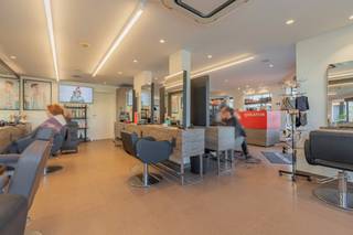 Op een uitstekende locatie in het centrum van Dendermonde bevindt zich dit goed draaiende handelspand, een interessante opportuniteit voor de slimme investeerder. Dankzij de centrale ligging in het commerciële hart van de stad geniet het pand, met een vloeropppervlakte van 230m2 + ruime kelder, van een goede zichtbaarheid en passage. Dendermonde-centrum vormt bovendien het belangrijkste winkelgebied van de stad. Een investering met bestaande commerciële activiteit en interessante toekomstperspectieven. Ideaal voor wie op zoek is naar een solide belegging op een strategische toplocatie. Voor info : dirk@berno.be