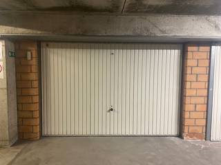 Grote garagebox van 60m<sup>2 </sup> te huur in kelderverdieping van rustige residentie in centrum van Oostende.<br />Afmetingen: 11,5m x 5,0m x 2,30m.<br />Huurprijs: €180/maand.<br />Contacteer ons gerust voor een afspraak.