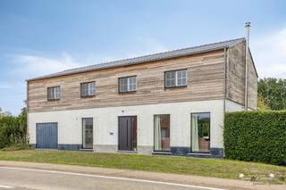 <p><span>Zeer ruime woning met 5 slaapkamers, ruime tuin en recente energetische renovaties</span></p><p><span>Op een gunstige en rustige locatie in Meerhout bevindt zich deze bijzonder ruime gezinswoning met maar liefst </span><span>5 slaapkamers</span><span>, een royale tuin en tal van mogelijkheden. De woning onderging recent verschillende energetische renovaties, waaronder de </span><span>vernieuwing van alle ramen en het dak</span><span>, wat zorgt voor een belangrijke meerwaarde naar comfort en energiezuinigheid.</span></p><p><span>De ligging is bijzonder praktisch. In de nabije omgeving bevinden zich verschillende </span><span>scholen, winkels en dagelijkse voorzieningen</span><span>. Ook het openbaar vervoer is vlot bereikbaar. Dankzij de goede verbindingen naar de omliggende gemeenten en belangrijke invalswegen is deze woning bovendien een uitstekende uitvalsbasis voor wie zich met de wagen verplaatst.</span></p><p><span>We betreden de woning via een </span><span>aparte inkomhal</span><span> die toegang geeft tot de verschillende leefruimtes. De bijzonder ruime leefruimte geniet dankzij de vele ramen van een overvloed aan </span><span>natuurlijk daglicht</span><span> en biedt een prachtig uitzicht op de groene tuin. De woning wordt verwarmd op aardgas en voor extra sfeer en gezelligheid kan er gebruikgemaakt worden van de </span><span>recent geplaatste haard</span><span>.</span></p><p><span>De keuken is praktisch ingericht en voorzien van alle nodige comfort. Ook hier geniet je van een aangenaam uitzicht over de tuin. Aansluitend bevinden zich een handige </span><span>wasplaats/bergruimte</span><span> en de toegang tot een aparte studio.</span></p><p><span>Deze studio vormt een bijzonder interessante troef van de woning. Met een oppervlakte van maar liefst </span><span>ca. 40 m²</span><span> kan deze ruimte perfect dienstdoen als ruime vijfde slaapkamer, hobbyruimte, praktijkruimte of multifunctionele leefruimte deze is via een aparte ingang te bereiken. Aansluitend bevindt zich een badkamer uitgerust met een </span><span>ligbad, douche en sauna</span><span>. De voorzieningen zijn aanwezig en functioneel, maar dienen nog verder afgewerkt te worden.</span></p><p><span>Op de eerste verdieping vinden we </span><span>vier ruime slaapkamers</span><span>, waardoor deze woning bijzonder geschikt is voor een groot gezin. Daarnaast is er een tweede badkamer, uitgerust met een </span><span>douche, ligbad, dubbele lavabo en toilet</span><span>.</span></p><p><span>Ook aan bergruimte is er geen gebrek. De woning beschikt over een </span><span>ruime zolder</span><span>, bereikbaar via een vaste trap, die heel wat extra opslagmogelijkheden biedt. Daarnaast is er nog een kelder aanwezig.</span></p><p><span>Buiten geniet de woning van een </span><span>ruime, volledig omheinde tuin van ca. 10 are</span><span>. Dankzij de hoge haag is hier een bijzonder aangename en private buitenomgeving gecreëerd waar je in alle rust kunt genieten. Aan de zijkant van de woning bevinden zich bovendien </span><span>aangelegde parkeerplaatsen</span><span>.</span></p><p><span>Troeven op een rij:</span></p><ul><li><span>Zeer ruime gezinswoning</span></li><li><span>5 slaapkamers</span></li><li><span>Recente energetische renovaties</span></li><li><span>Nieuwe ramen</span></li><li><span>Vernieuwd dak</span></li><li><span>Aparte studio van ca. 40 m²</span></li><li><span>EPC B</span></li><li><span>Asbest veilig</span></li><li><span>Ruime zolder bereikbaar via vaste trap</span></li><li><span>Kelder</span></li><li><span>Gunstige ligging nabij scholen, winkels, openbaar vervoer en belangrijke verbindingswegen</span></li></ul><p><span> </span></p><p><span>Een ruime woning met heel wat potentieel, recente energetische verbeteringen en een uitzonderlijk grote en private tuin. Ideaal voor gezinnen die op zoek zijn naar ruimte, comfort en mogelijkheden.</span></p>