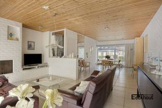 Deze woning bevindt zich in een brede, rustige straat te Bredene en toch vlakbij bushaltes, winkels en scholen. Het huis beschikt over een aangenaam zonneterras en een onderhoudsvriendelijke tuin!<br />Indeling:<br />- op het gelijkvloers: inkomhal, gastentoilet, ruime diepe garage met oprit ervoor, stook- en wasplaats, toegang tot de tuin;<br />- eerste verdieping: traphal, ruime woonkamer met veel lichtinval, aparte keuken, zonneterras aan achtergevel en balkon aan voorgevel;<br />- tweede verdieping: 3 slaapkamers, badkamer met lavabomeubel, ligbad en toilet, berging;<br />Grote zolderruimte, mogelijks nog in te richten.<br />Er is centrale verwarming op aardgas (recente ketel) en tevens een open haard in de woonkamer.<br />Deze woning is instapklaar en daardoor ideaal voor starters of gezinnen die rustig, maar toch vlakbij alle voorzieningen willen wonen! Kom de vele troeven van dit huis zelf ontdekken!