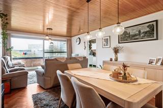 <div><div> <p>Appartement met terras en autostaanplaats.</p><p>Dit goed onderhouden appartement bevindt zich op de vijfde verdieping van een verzorgd gebouw met lift. Het biedt een oppervlakte van 83 m² en een aangenaam terras van 8 m², ideaal om van de buitenlucht te genieten. Bij binnenkomst treft u een ruime inkomhal met veiligheidsdeur en vestiaire, gevolgd door een afzonderlijk toilet.  De lichtrijke leefruimte is voorzien van een massief houten parketvloer en geeft toegang tot het terras, terwijl de keuken volledig uitgerust is met een elektrische kookplaat, dampkap, combioven en ijskast met vriezer. Aansluitend vindt u een praktische berging. De badkamer beschikt over een ligbad, wastafel en aansluitingen voor was- en droogmachine. Twee volwaardige slaapkamers, elk afgewerkt met parket, bieden comfortabele slaapkamers.  Troeven: nieuwe ramen in 2018, vernieuwde en geïsoleerde daken, liften conform, aparte kelderberging en 1 overdekte autostaanplaats inbegrepen. Een extra overdekte autostaanplaats is beschikbaar voor € 15.000. </p></div> </div>